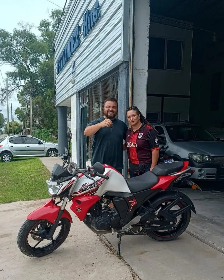 Cliente recibiendo su Yamaha FZ frente al local de Fernandez Hnos.