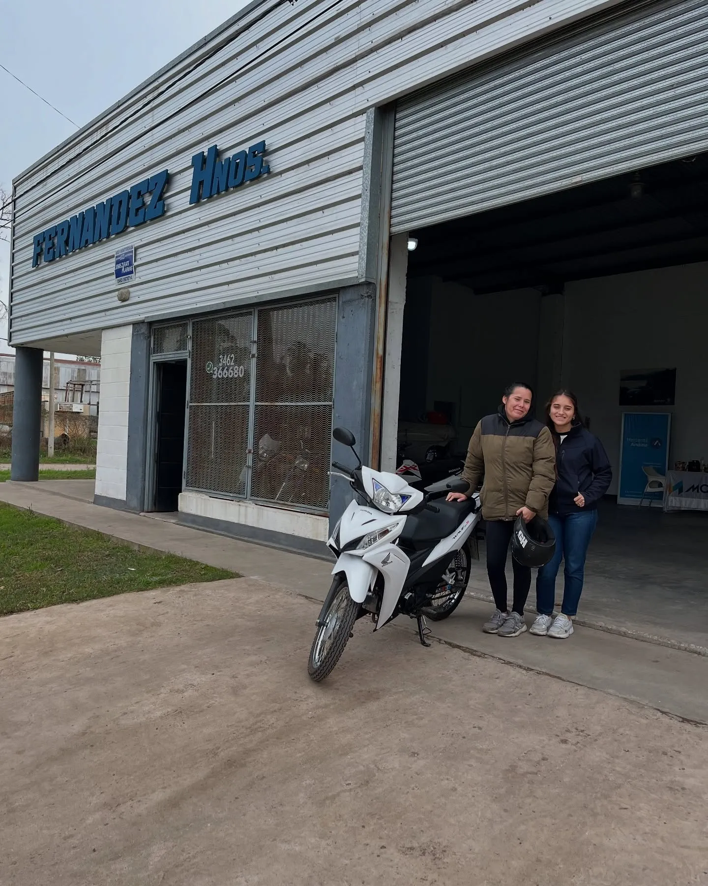 Entrega de una Honda Wave en la puerta del local